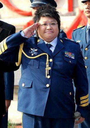 韓紅穿軍裝敬禮