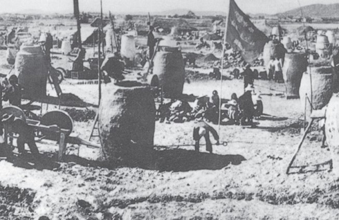 河南信陽市郊五裡墩荒丘上密布的土高爐群