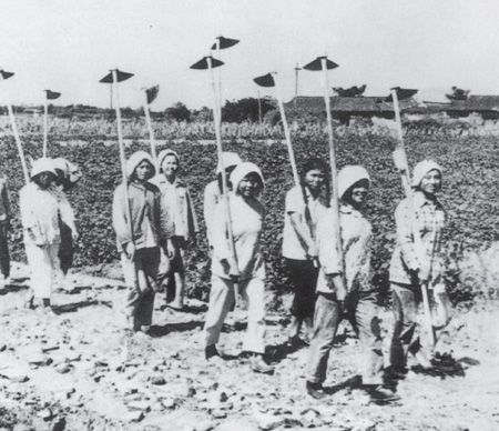 河南遂平縣衛星人民公社社員整隊前去生產